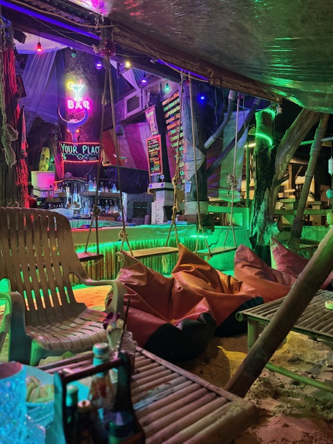 Bunt beleuchtete Bar bei Nacht