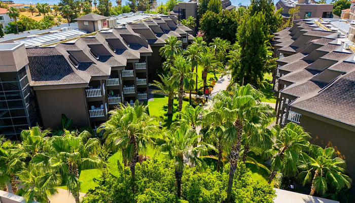 Poolanlage des Akka Antedon Resort an der Küste