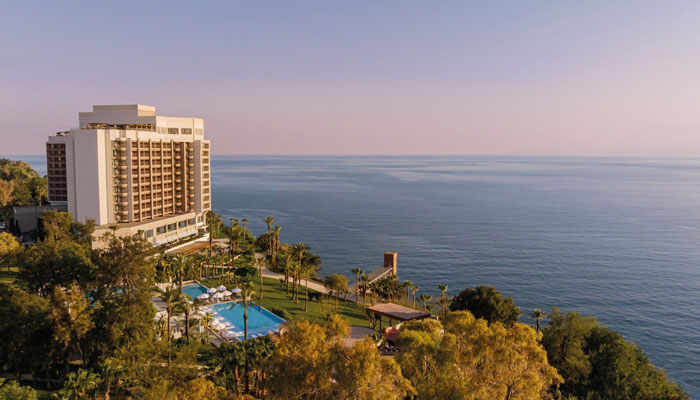 Hotelgebäude des Akra Resort in Antalya am Meer