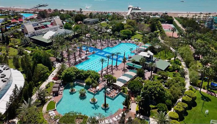Hotelgebäude des Delphin Palace Resort