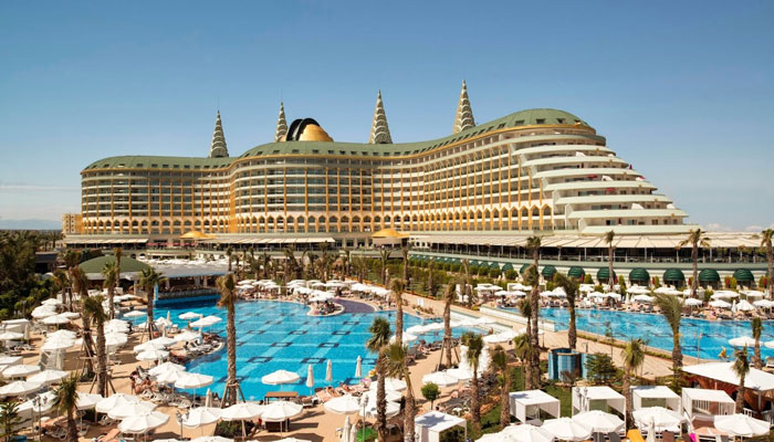 Hotelgebäude des Concorde De Luxe Resort in Lara