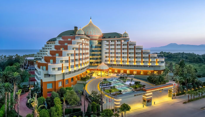 Hotelgebäude des Akra Resort in Antalya am Meer