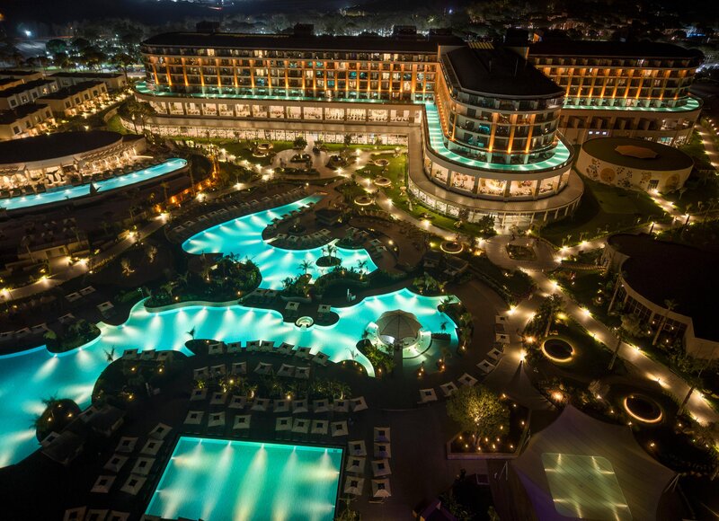 Beleuchtete Poolanlage bei Nacht