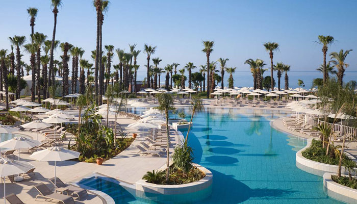 Poolanlage bei Sonnenuntergang im Ethno Resort Belek