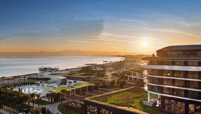 Poolanlage des Kirman Belazur Resort mit Palmen