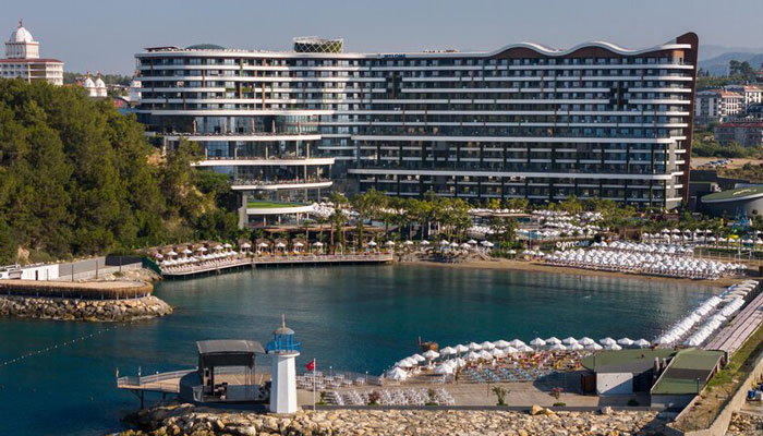 Hotelanlage Mylome am Meer bei Sonnenuntergang
