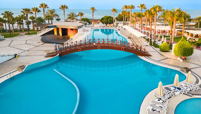 Poolanlage des Hotels Oz Incekum bei Nacht