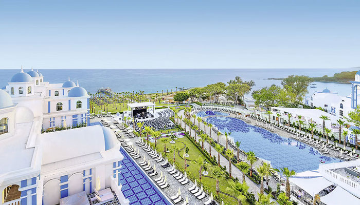 Poolanlage des Hotels Rubi Platinum von oben