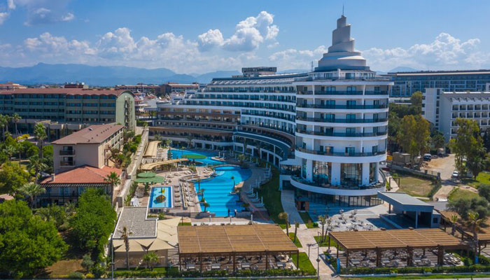Luftaufnahme des Hotels Seaden Quality am Strand