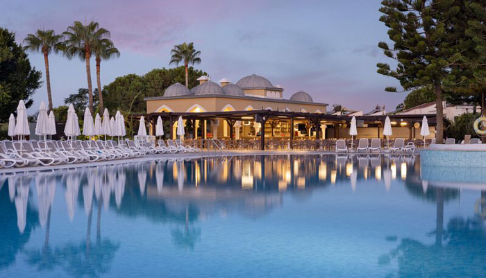 Poolanlage des Side Star Resort bei Sonnenuntergang