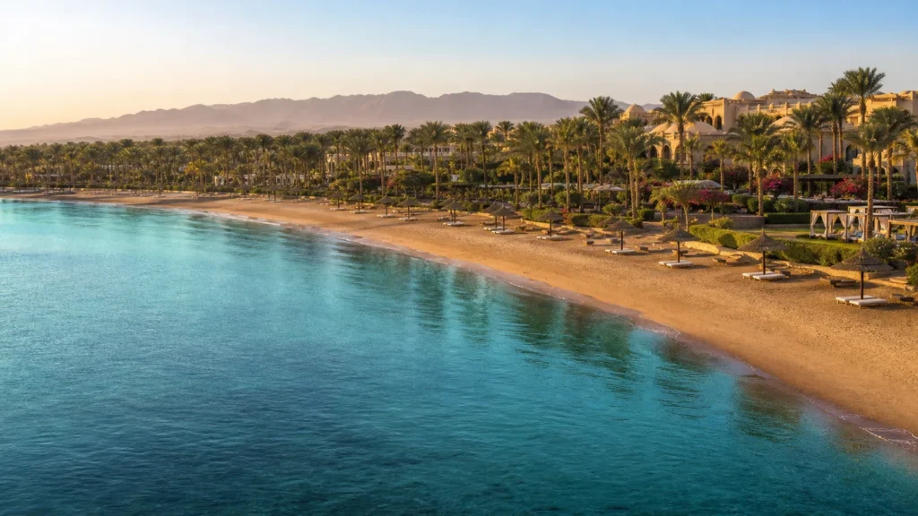 Resortküste am Roten Meer mit Sandstrand und türkisfarbenem Wasser