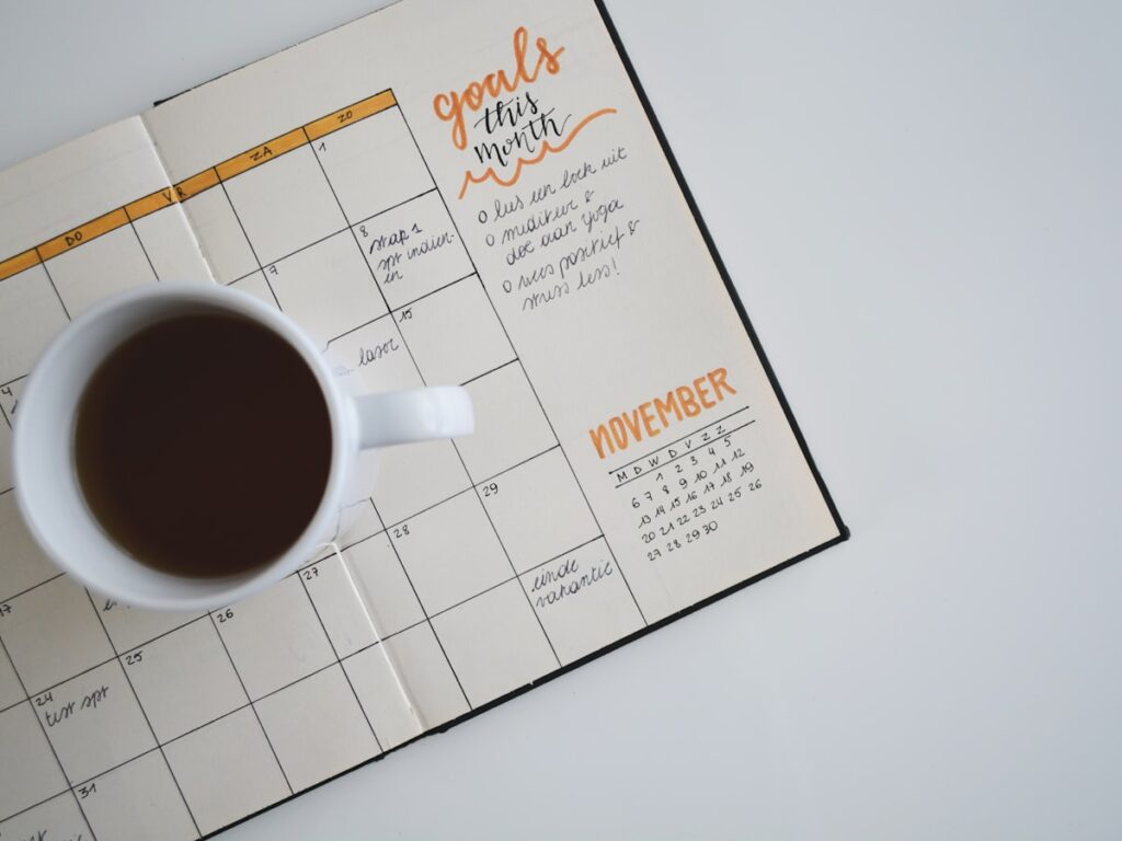 Kalender und Notizen für die langfristige Urlaubsplanung als Frühbucher