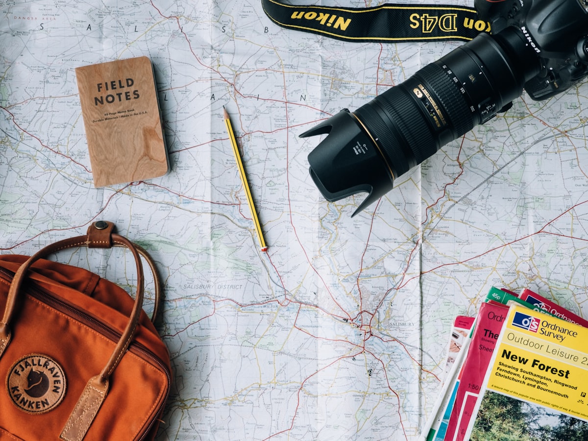 Gepackter Koffer für eine spontane Last-Minute-Reise