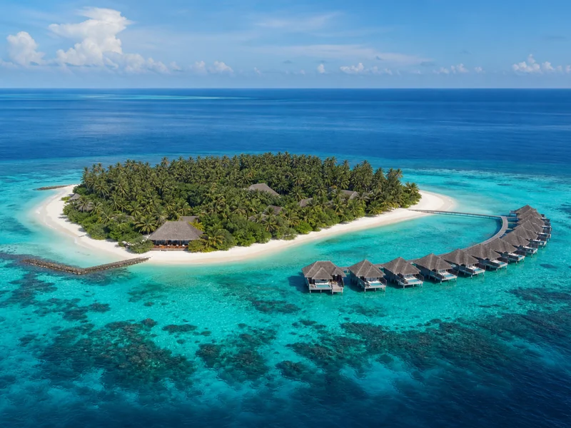 Maledivische Resortinsel mit Lagune und Wasservillen