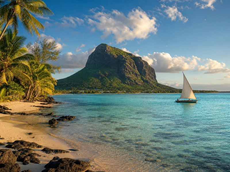 Lagune und grüner Berg an der Küste von Mauritius
